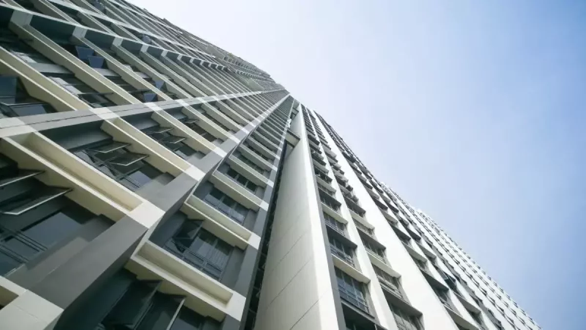 Алматыда ер адам 14-қабаттан секіріп кетпек болды