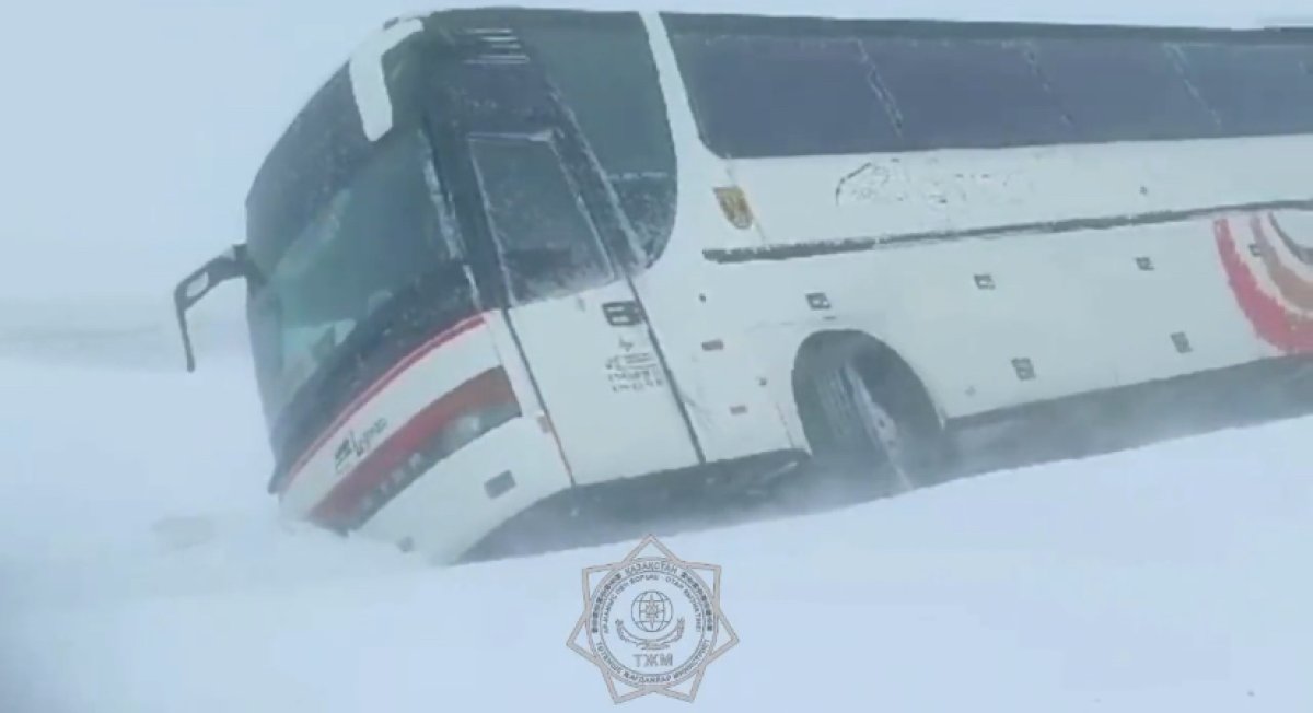 Пассажирский автобус перевернулся на востоке Казахстана