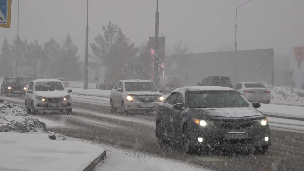 Резкое похолодание, метель и обильный снегопад охватил сразу ряд областей Казахстана
