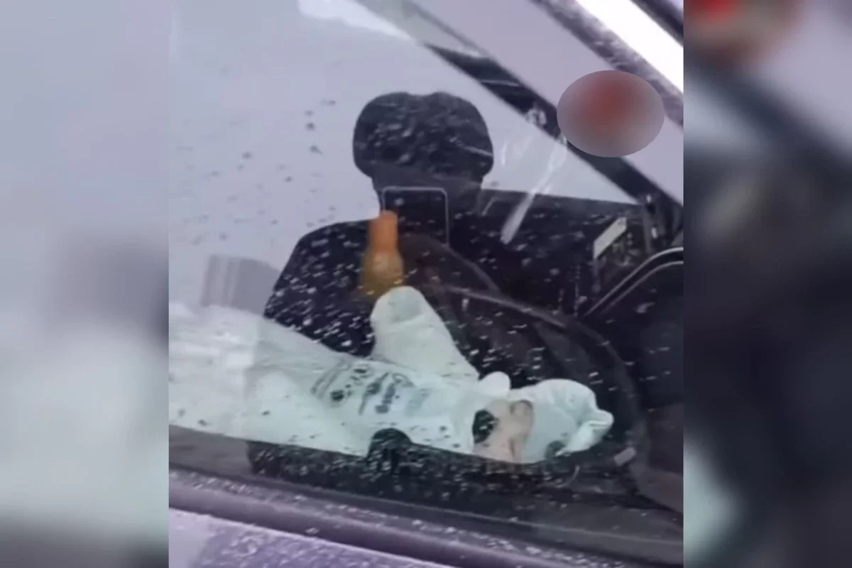 "Менің балам, не қаласам соны істеймін": Астаналық келіншек емізулі сәбиін оталып тұрған көліктің ішінде қалдырып кеткен