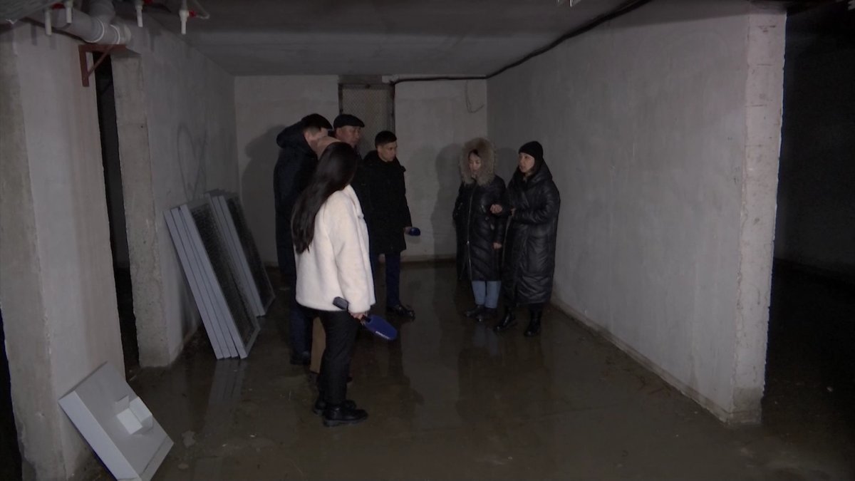 Алматыда жаңа тұрғын үй кешенінде 800 отбасы бір аптадан бері суға зар боп отыр