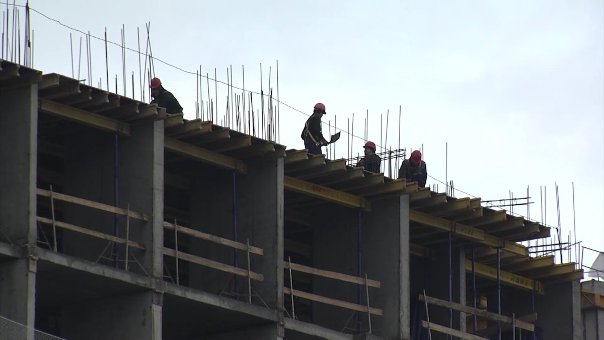 Алматыда құрылыс алаңында кабель үзіліп, 2 жұмысшы қаза тапты