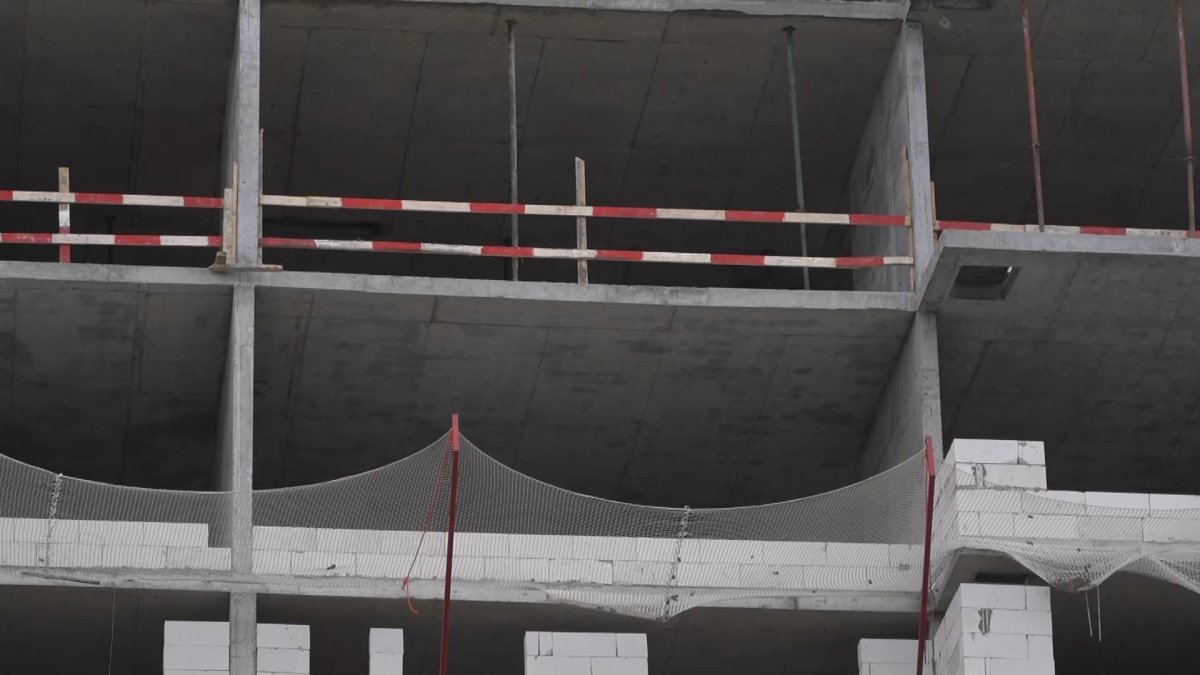 Атырауда жұмысқа кіргеніне 10-ақ күн болған құрылысшы бесінші қабаттан құлап, мерт болды