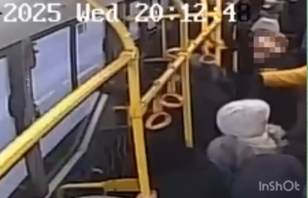 Мужчина ударил женщину в автобусе в Костанае