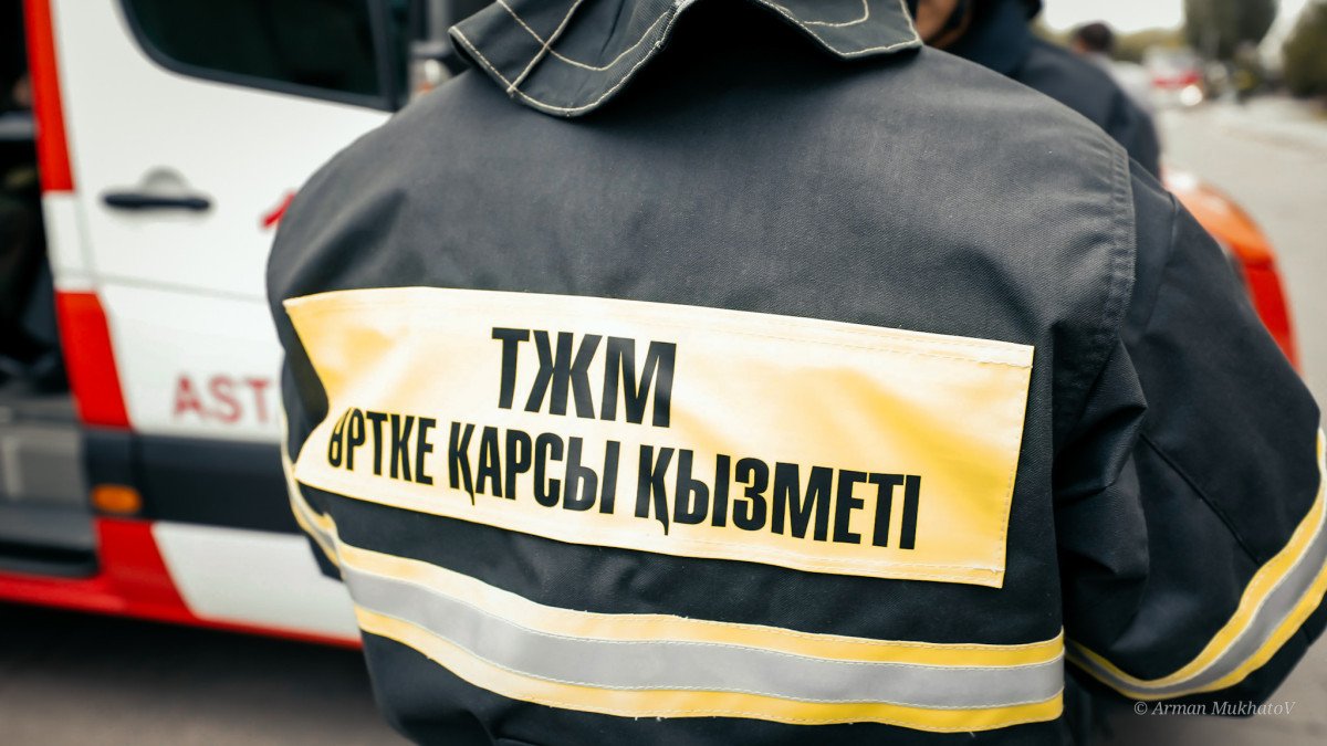 Атырауда өрт шыққан үйден 13 адам эвакуацияланды