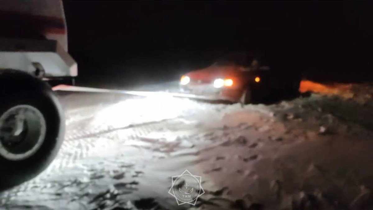 Қостанайда қар құрсауында қалған көлік жүргізушісі құтқарылды