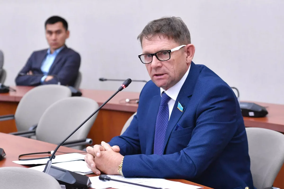 «Иначе погибнем в одной большой пробке»: депутат предложил пересадить чиновников Алматы на электрокары