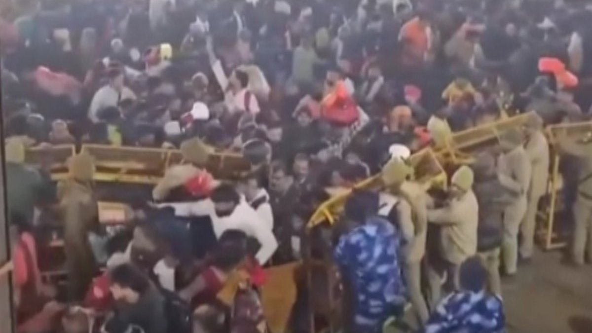 Не менее 15 паломников погибли и еще десятки пострадали в давке во время религиозного праздника в Индии