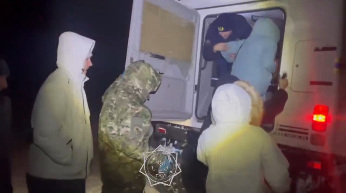 Пять машин застряли в снежном заносе в Костанайской области