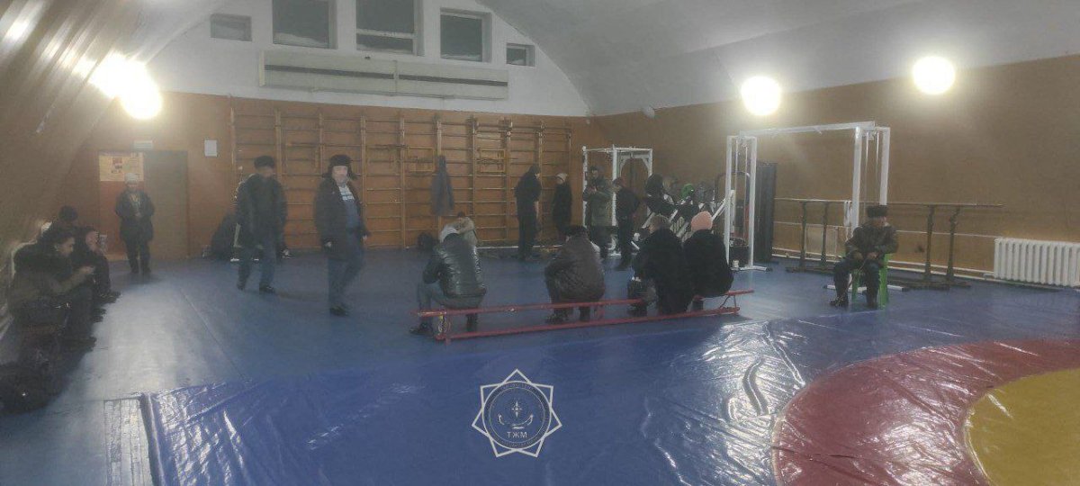 Три автобуса с пассажирами застряли на трассе в области Абай