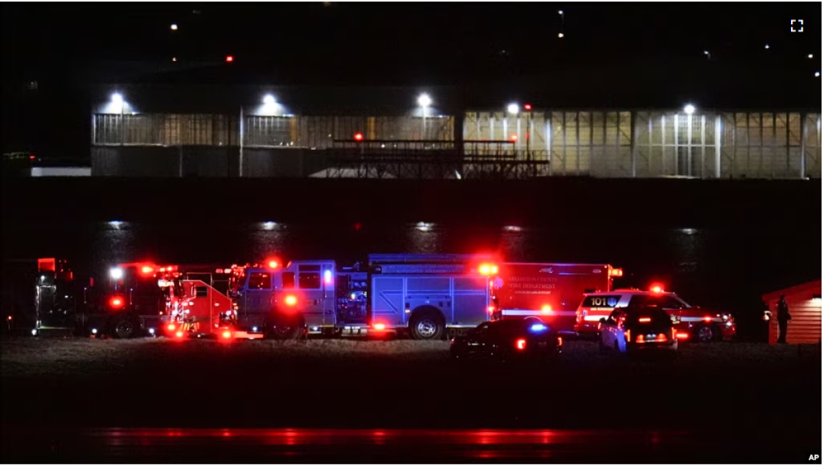 Пассажирский самолет столкнулся с вертолетом и упал в реку в США