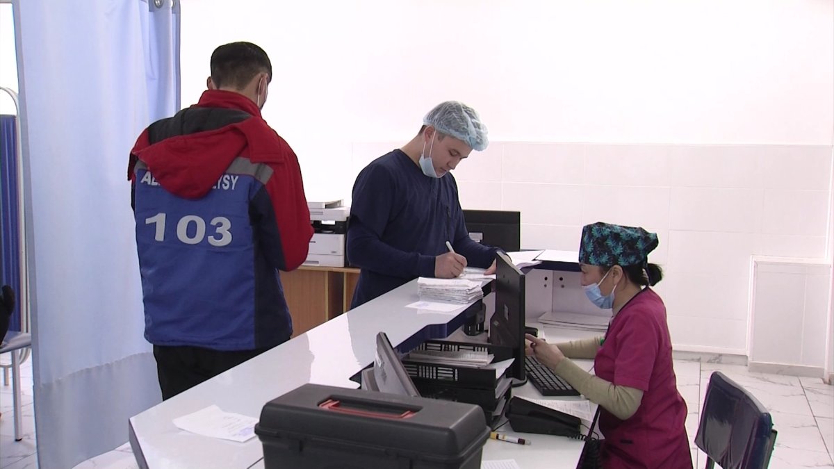 Алматыда бір топ жасөспірім қатарлас қызды соққыға жыққан