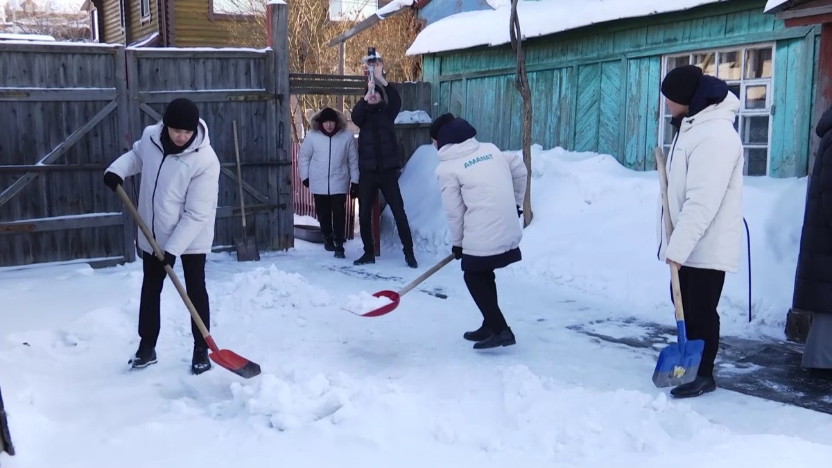Қызылжарда “AMANAT” партиясының мүшелері  қарияның ауласын қардан тазалады