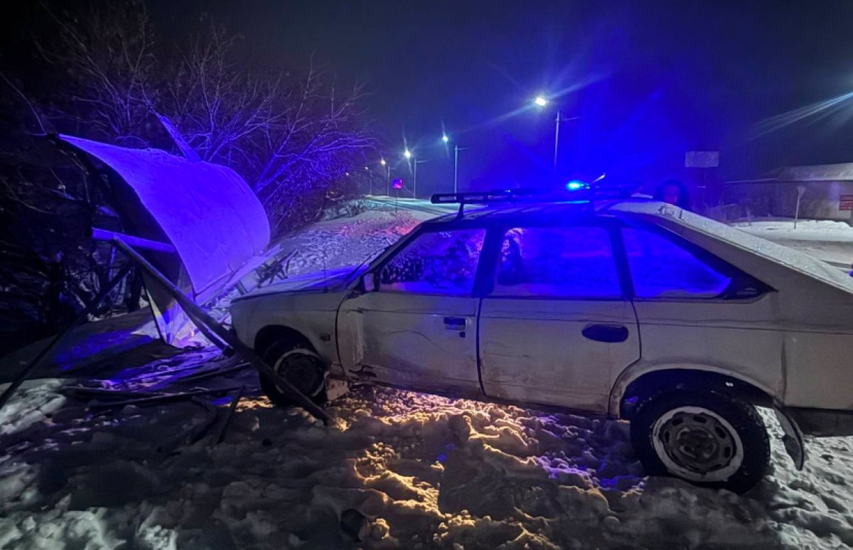 Водитель на «Москвиче» влетел в остановку в Семее