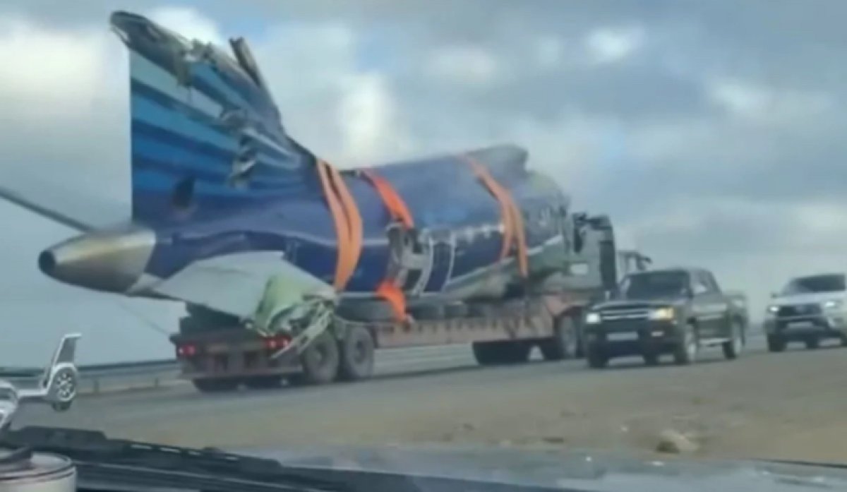 Транспортировка хвостовой части упавшего самолёта под Актау попала на видео