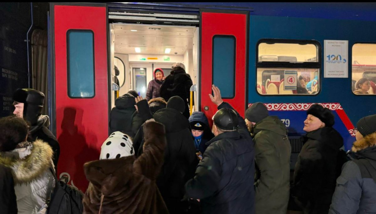 400 человек перевезены поездами из-за закрытых трасс в Казахстане