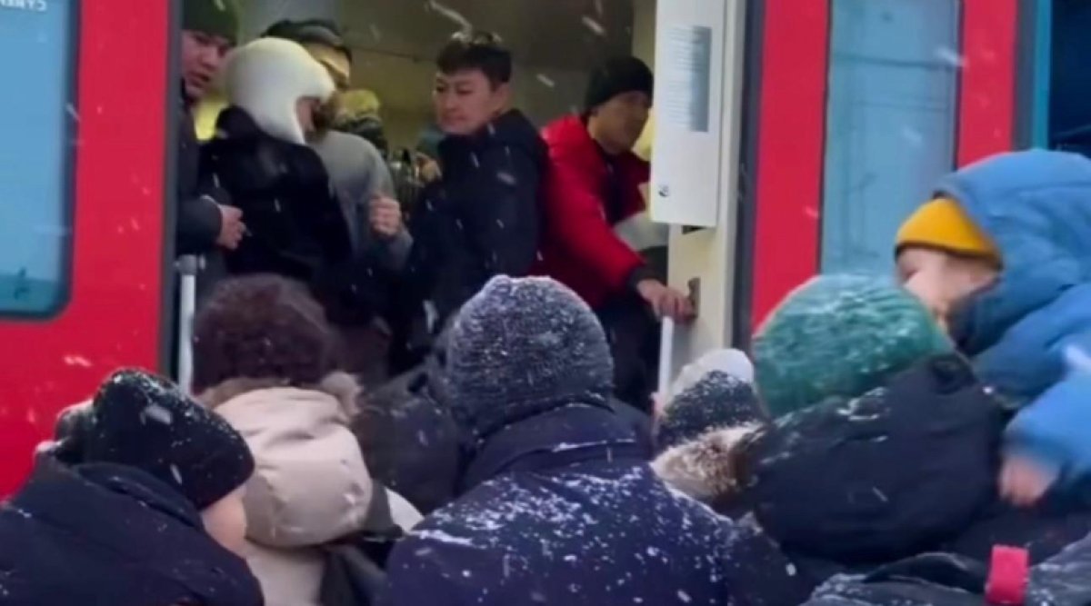 Более 700 пассажиров перевезены поездами с закрытых из-за непогоды трасс