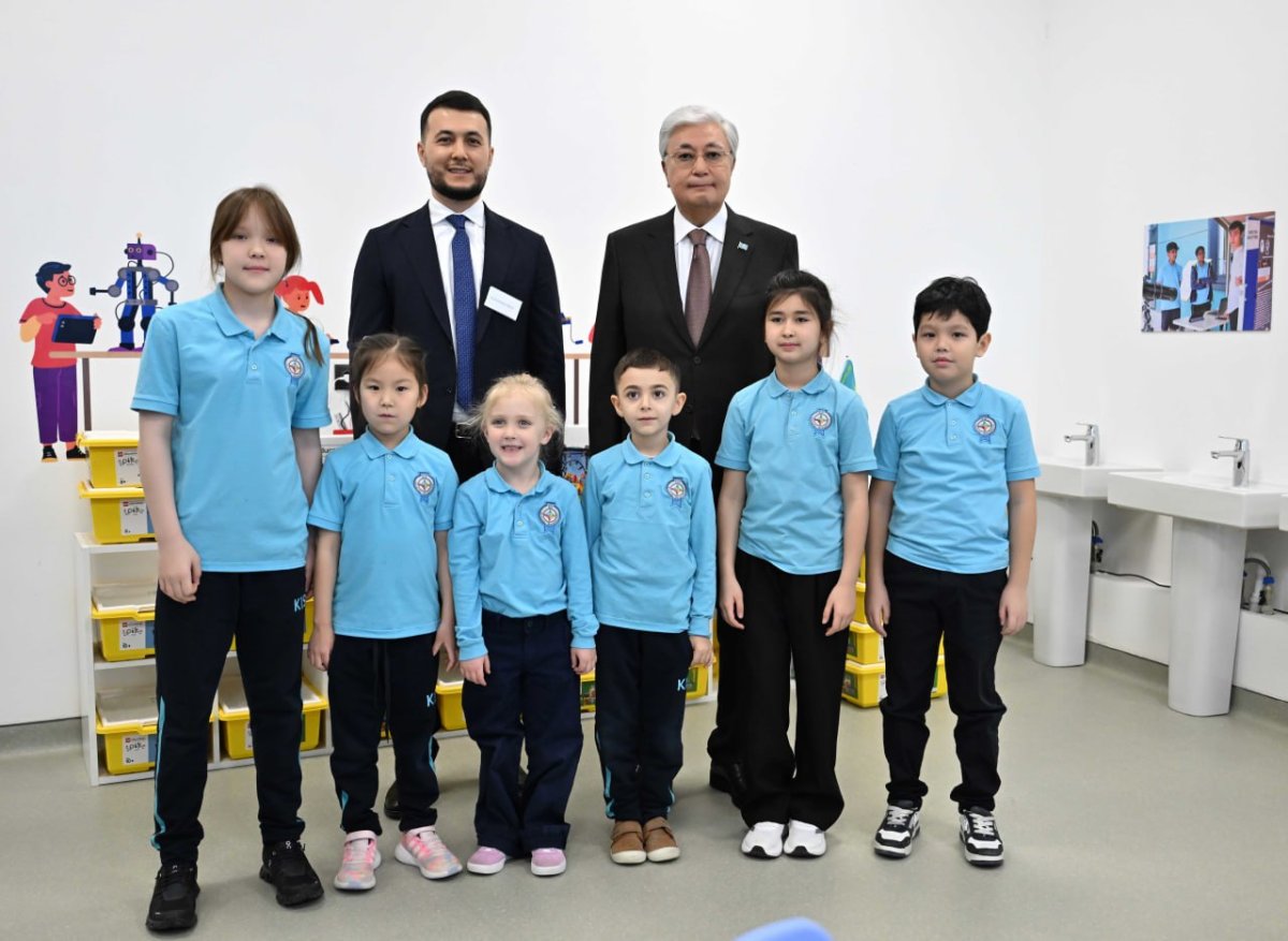 Токаев начал рабочую поездку по столице с посещения международной школы