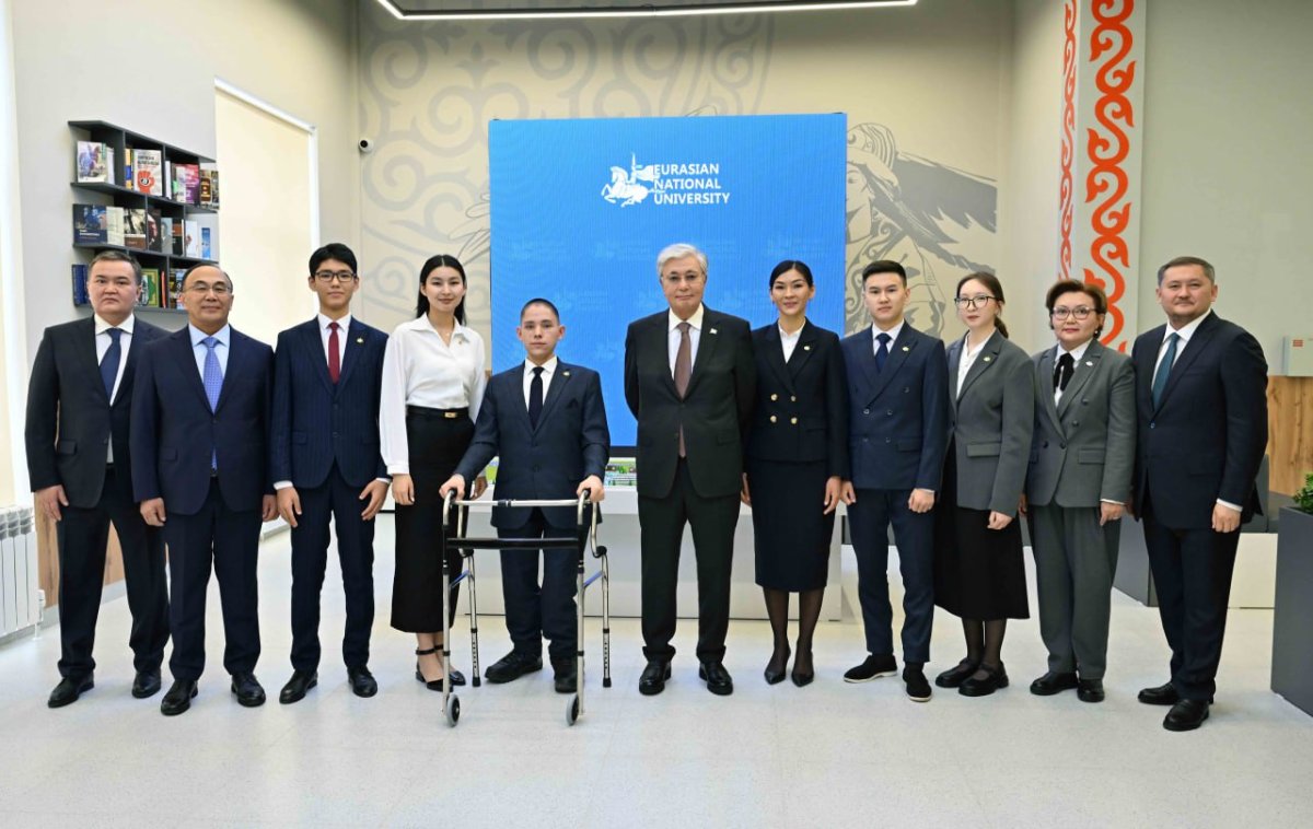 Метапневмовирус и ИИ-технологии Токаев обсудил со студентами ЕНУ