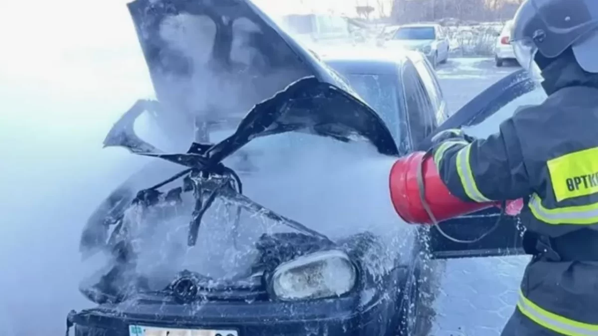 Павлодарда автотұрақта тұрған екі жеңіл көлік өртенді