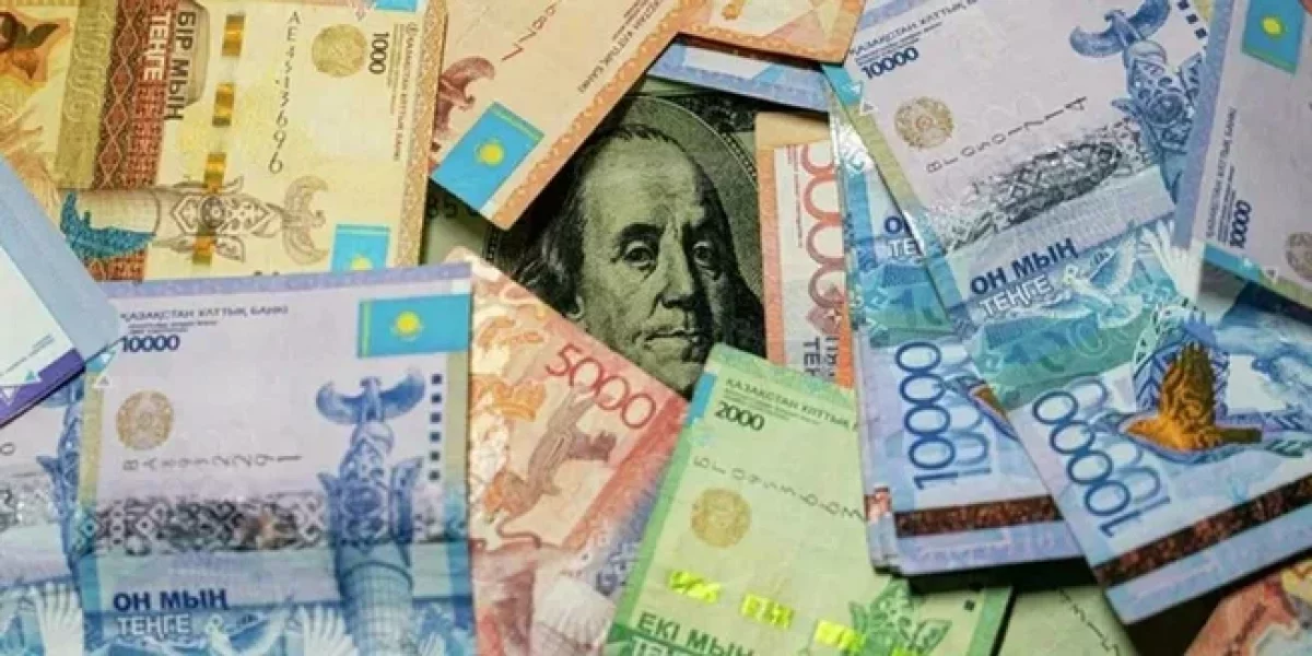 Доллар подешевел к тенге: курс валют на 8 января