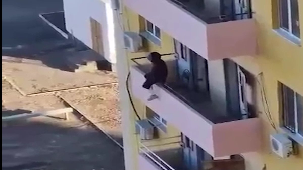 Атырауда 46 жастағы келіншек сегізінші қабаттан секіріп, қайтыс болды