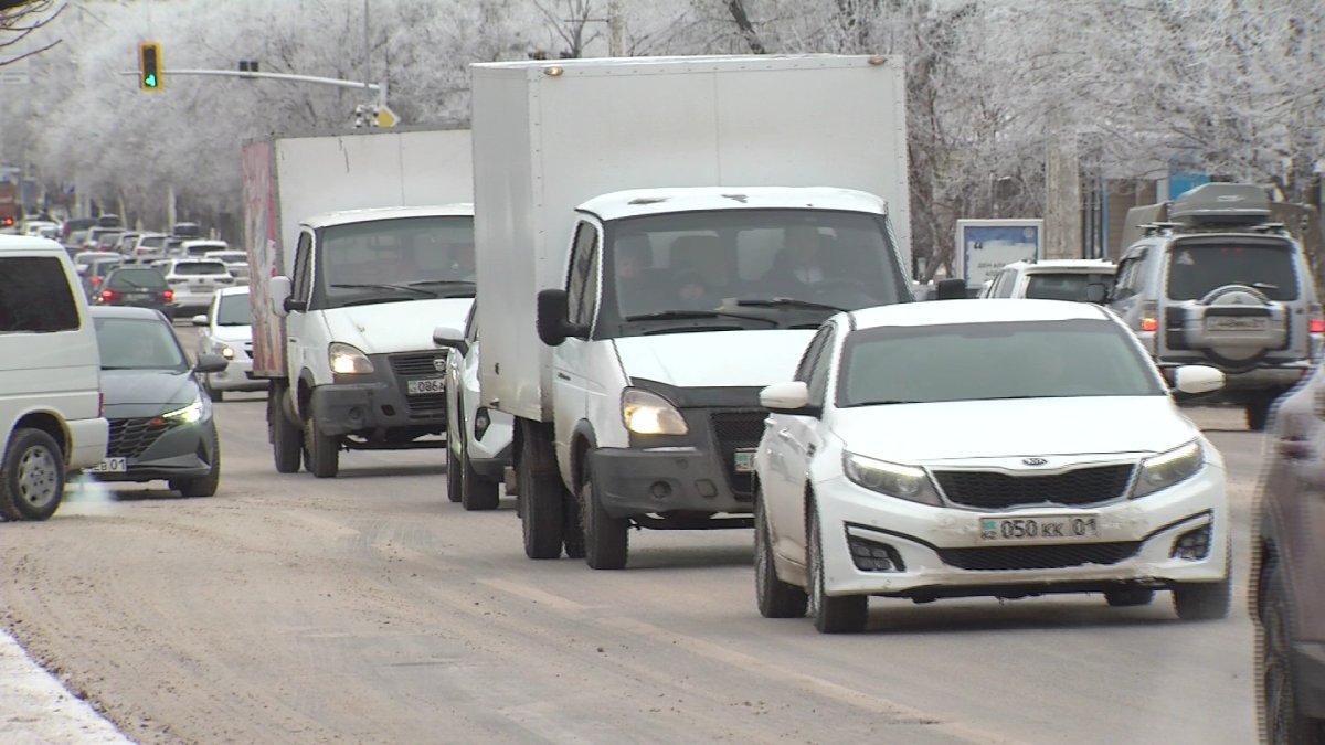 Сенатор көлікті 5 минуттан артық қыздырған жүргізушілерге неліктен айыппұл салатынын түсіндірді