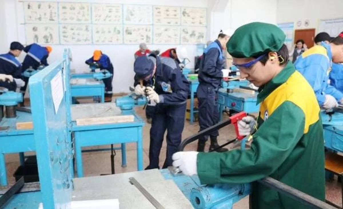Қазақстанда ресми түрде бірінші рет Техникалық және кәсіптік, орта білімнен кейінгі білім беру жұмыскерлерінің күні аталып өтуде