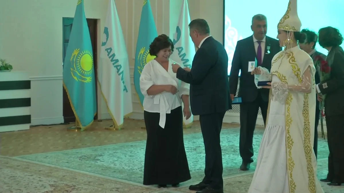 «AMANAT» партиясының Қарағанды облыстық филиалында білім беру саласының 300-ден астам үздік маманы марапатталды