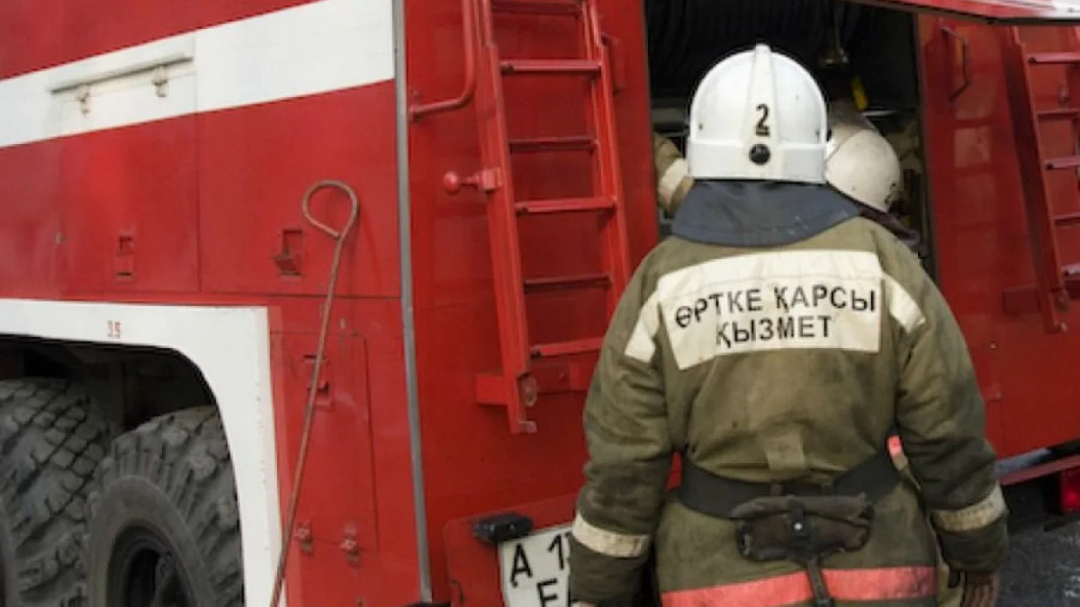 ТЖМ қызметкерлері жанып жатқан үйден газ баллонын шығарды