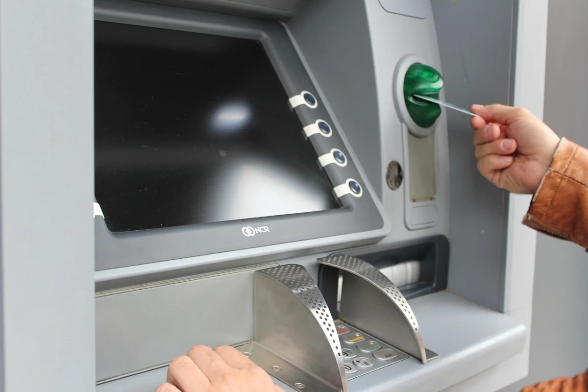 Клиентка Halyk Bank заявила о пропаже денег при внесении наличных в банкомат
