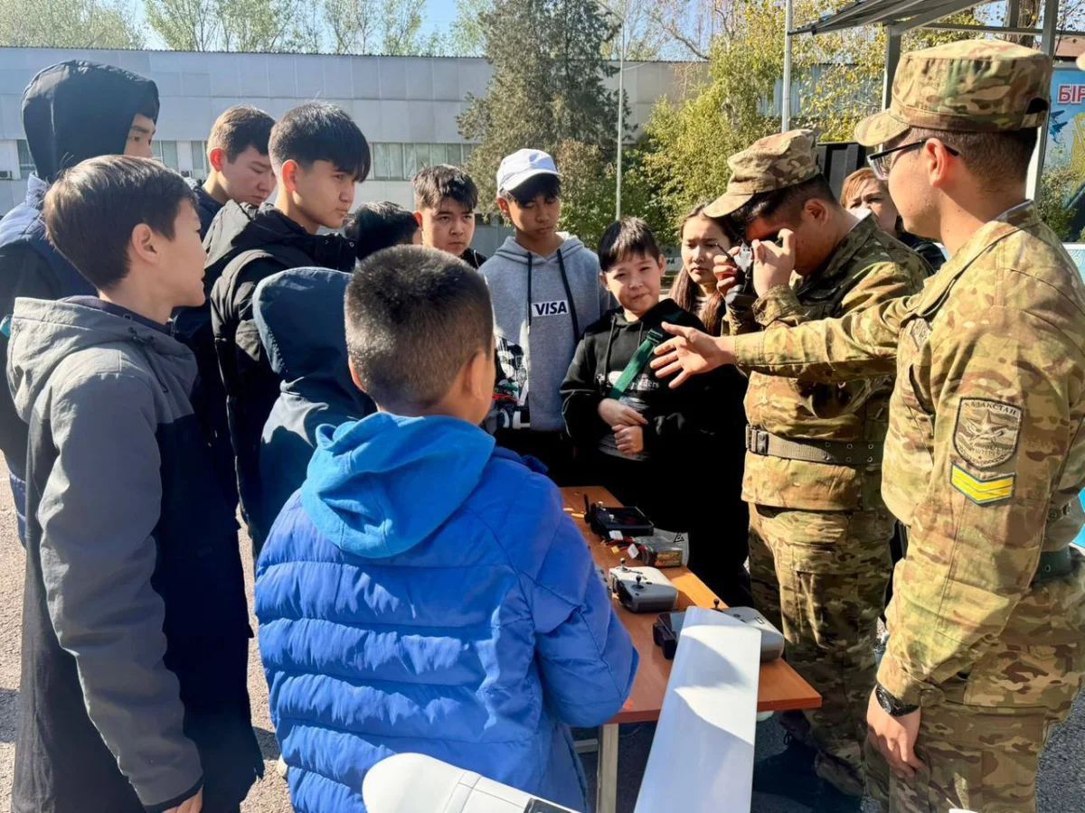 Жүзден аса алматылық оқушы болашақ офицерлерге қонаққа барды