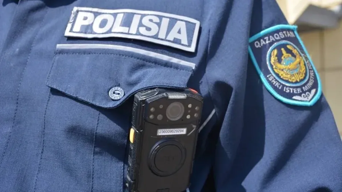 "Қазір анаңды табамыз, есікті ашамыз": Атырауда полицей 4 жасар бүлдіршінді құтқарып қалды