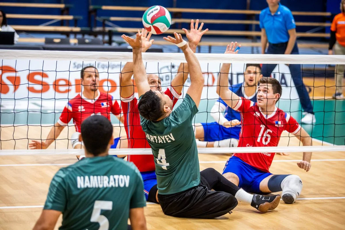 Сборная Казахстана продолжает победное шествие на Кубке мира по волейболу сидя