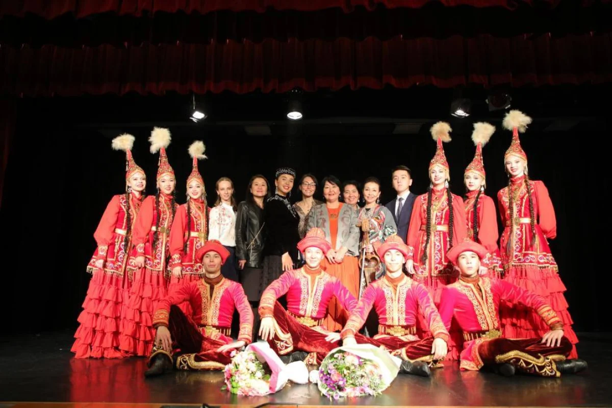 «BIRLIK» ансамблі Парижде өнер көрсетті