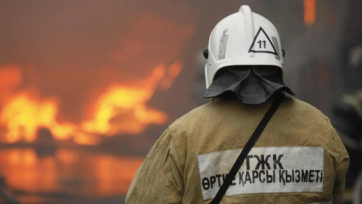 ШҚО-да көршісі өртеніп жатқан үйден екі баланы құтқарып қалды