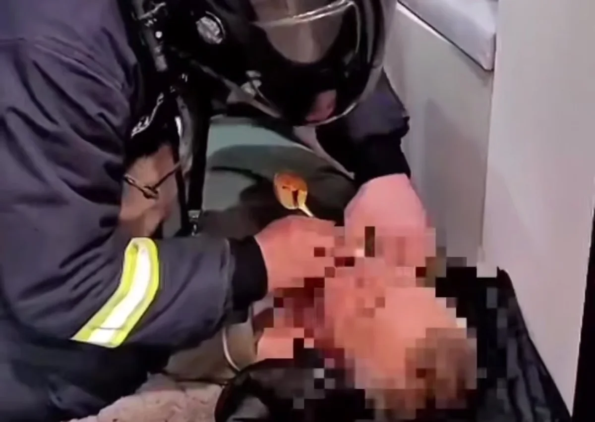 B Караганде МЧС вытащили мужчину без сознания из запертой квартиры