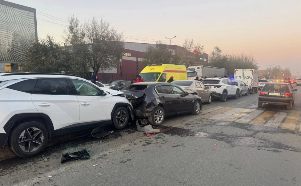 Массовое ДТП в Семее: 2 человека доставили в больницу