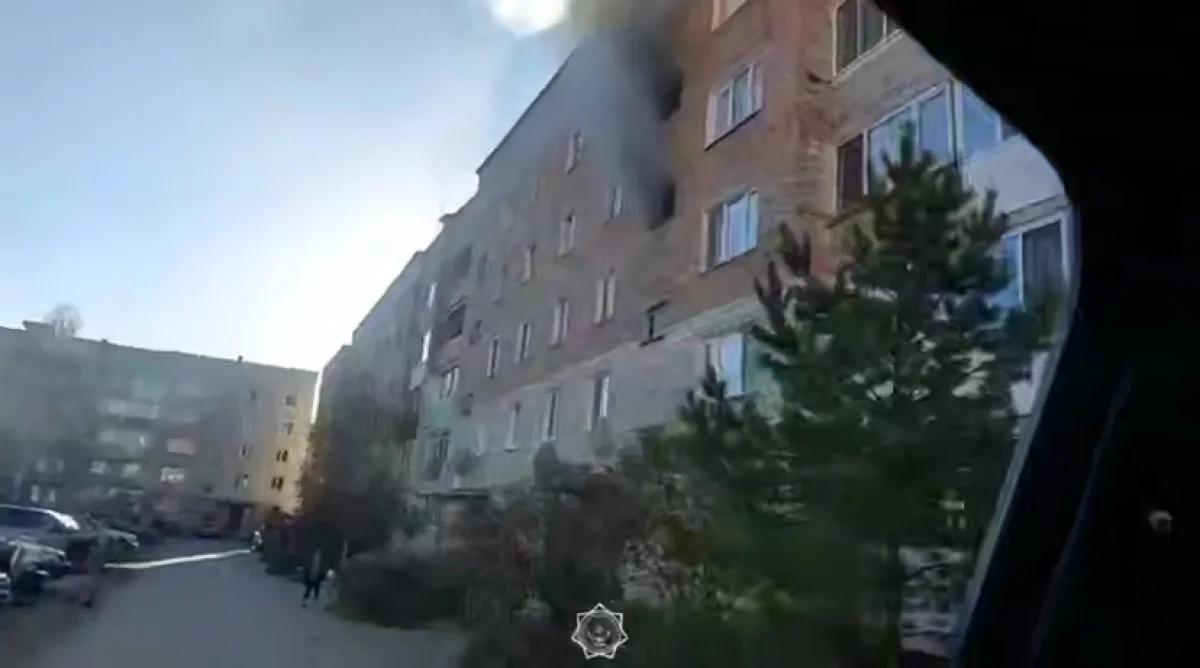 Пожар в Риддере: спасатели вытащили мужчину из объятой огнём квартиры
