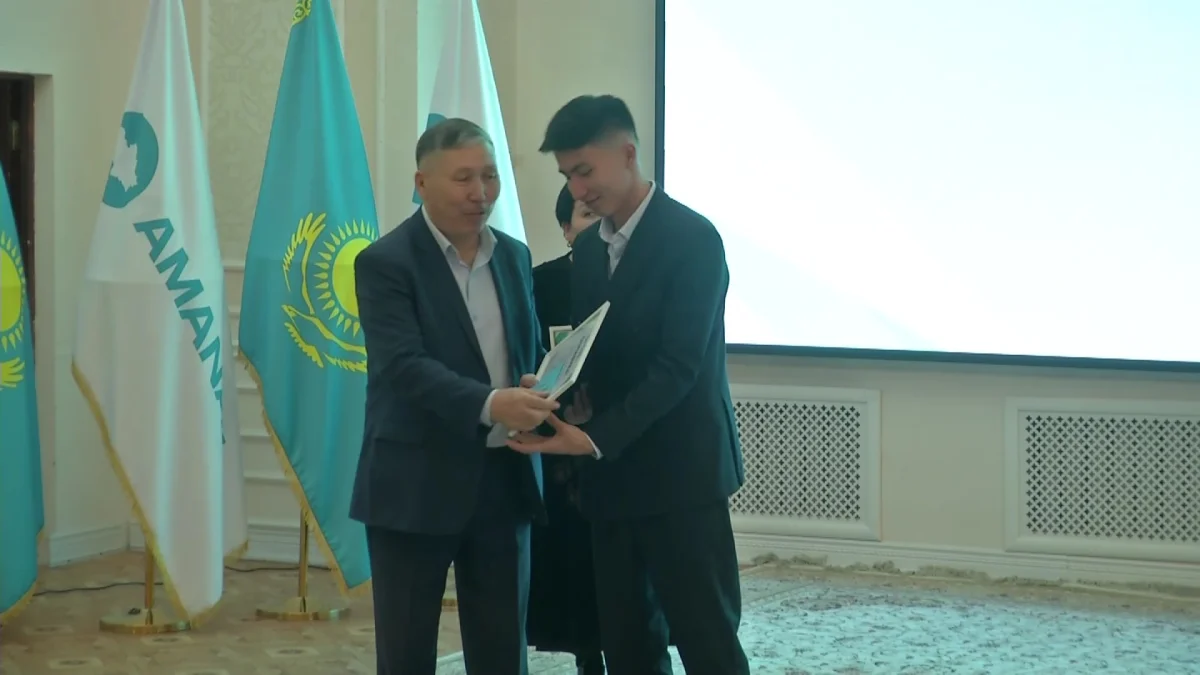 Лучших библиотекарей, молодых поэтов и писателей наградили благодарственными письмами от партии «Amanat»