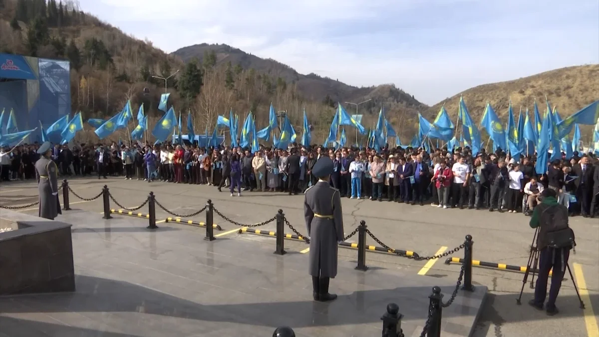 Алматыда биіктігі 40 метр тұғырға Мемлекеттік Ту ілінді