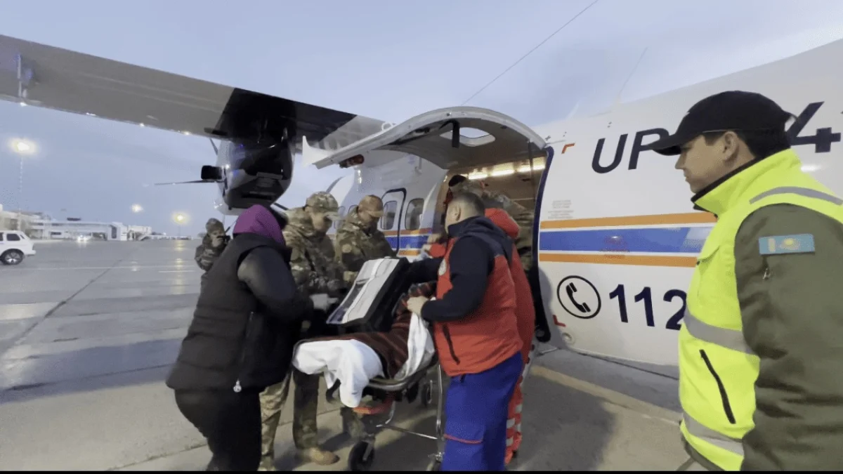 Пострадавшего в аварии под Актобе доставили в Астану на самолете МЧС