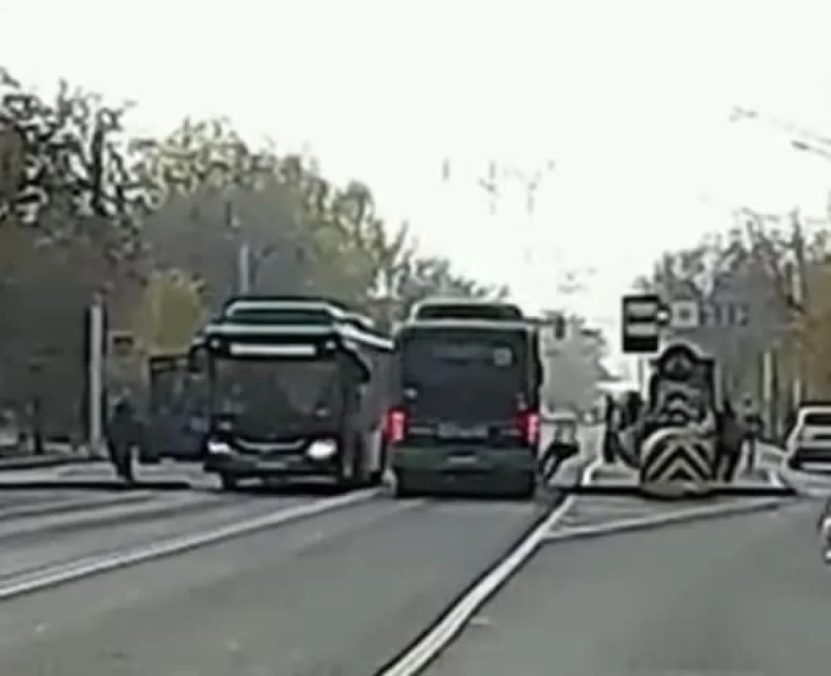 Автобус дважды проехал на красный и сбил женщину на остановке в Алматы