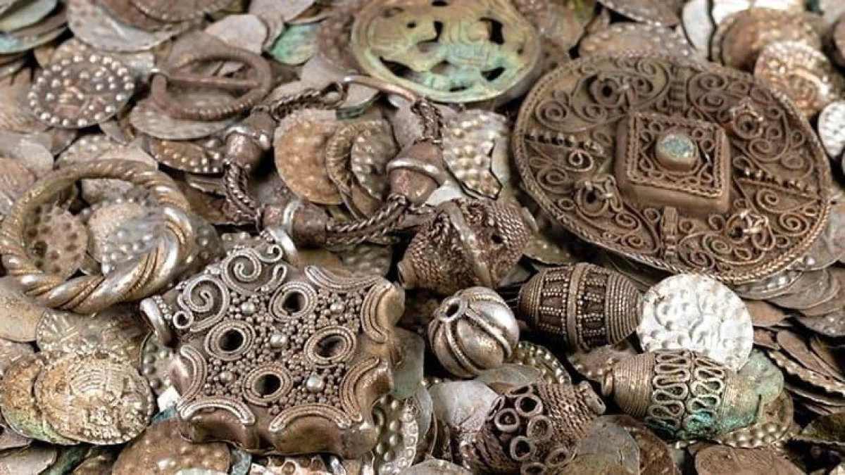 Рыбак случайно нашел один из крупнейших серебряных кладов Средневековья