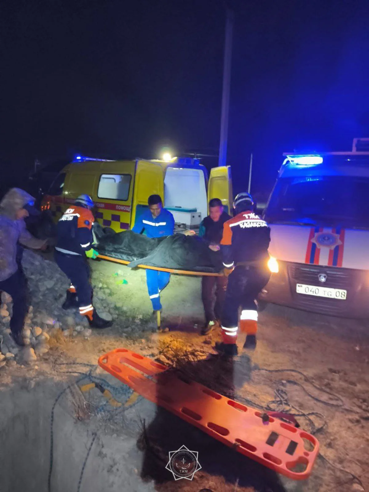 Құтқарушылар терең шұңқырға құлап кеткен әйелге көмекке келді