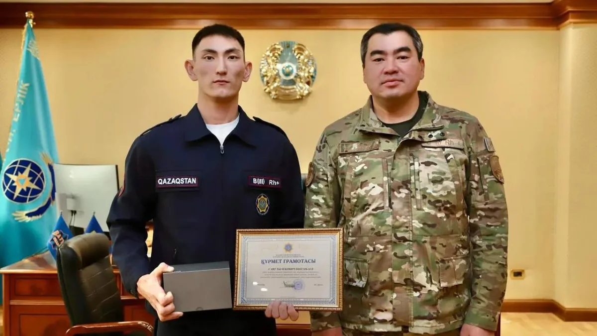 14-қабаттан секірмек болған қызды құтқарған құтқарушы марапатталды