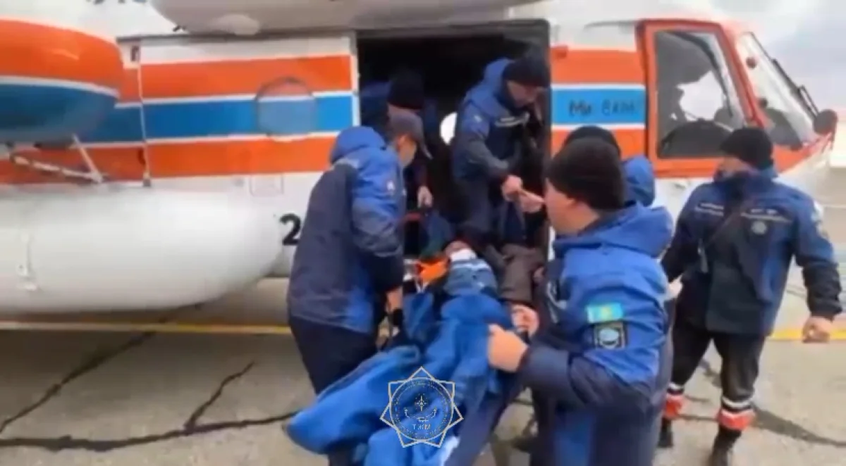 Драма в улытауской степи: пропавшего скотовода обнаружили и доставили в больницу на вертолете