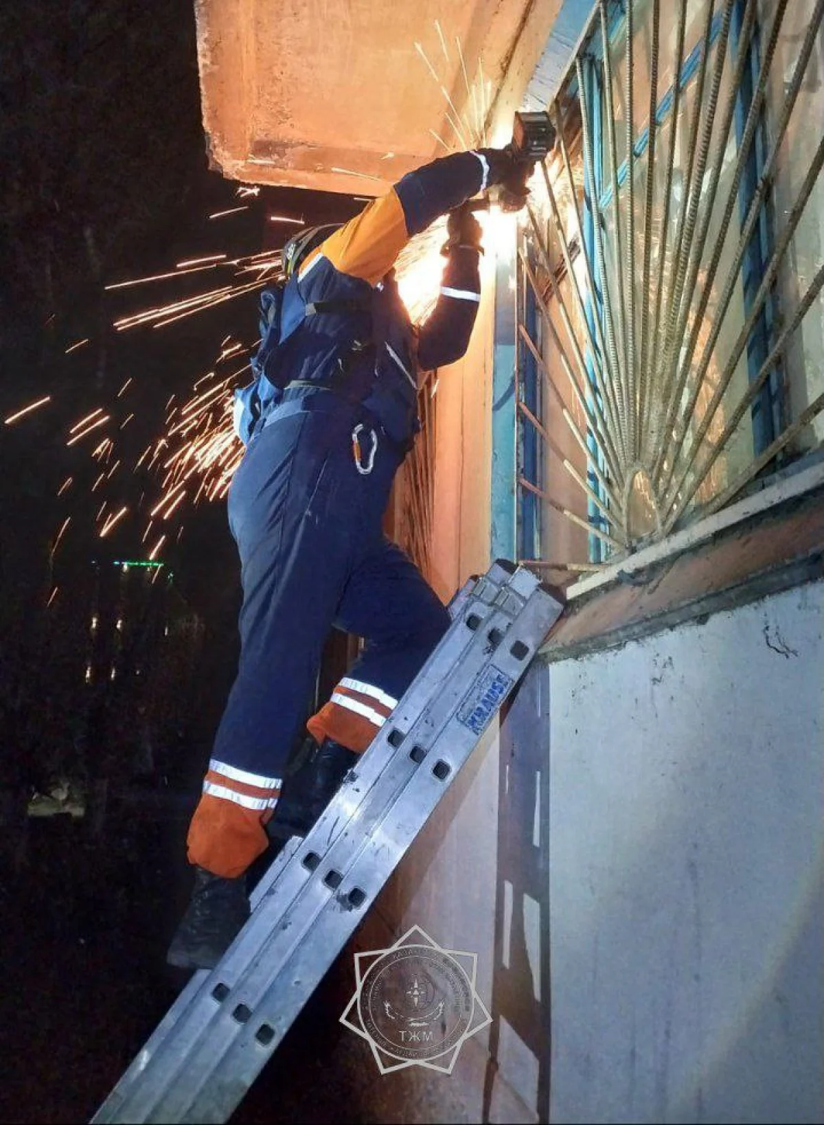 Құтқарушылар жабық пәтерде жалғыз қалған баланы босатуға көмектесті