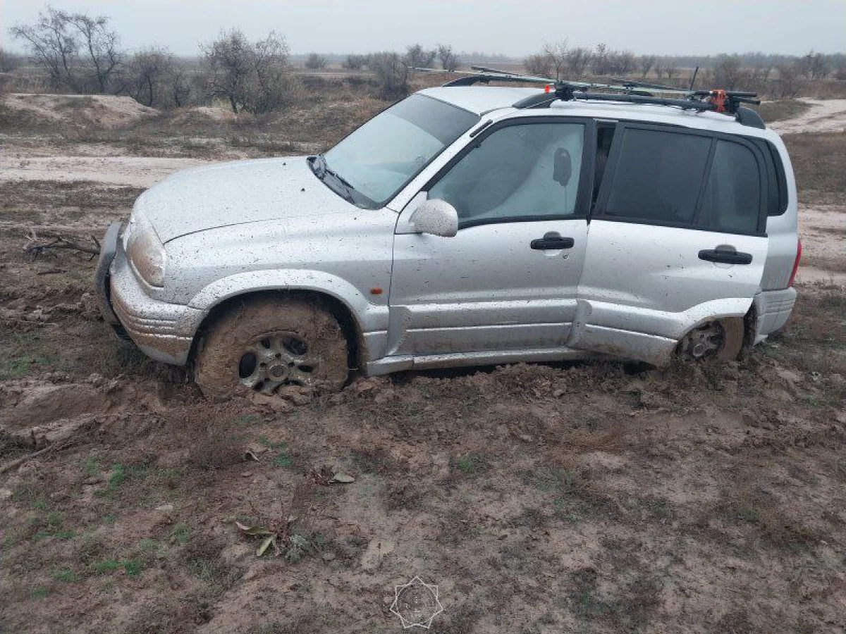 Құтқарушылар батпаққа тұрып қалған автокөліктерді сүйреп шығарды