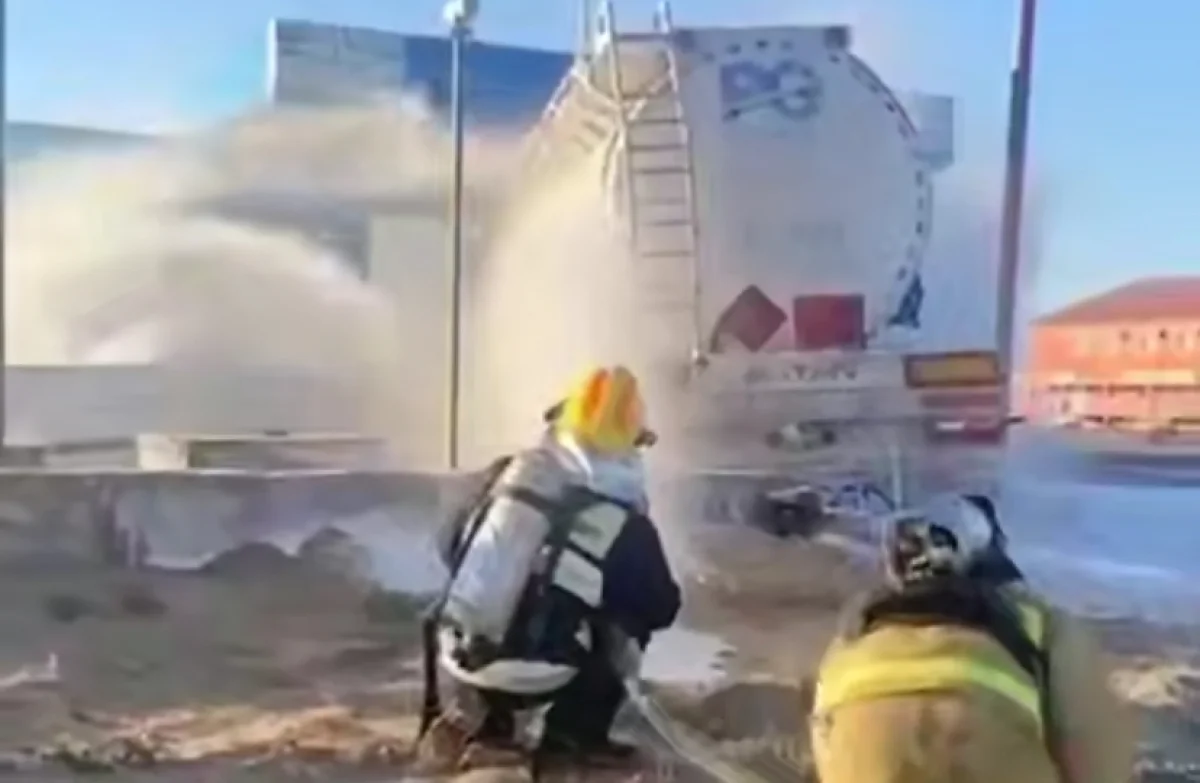 Бензовоз загорелся на территории АЗС в Кульсары